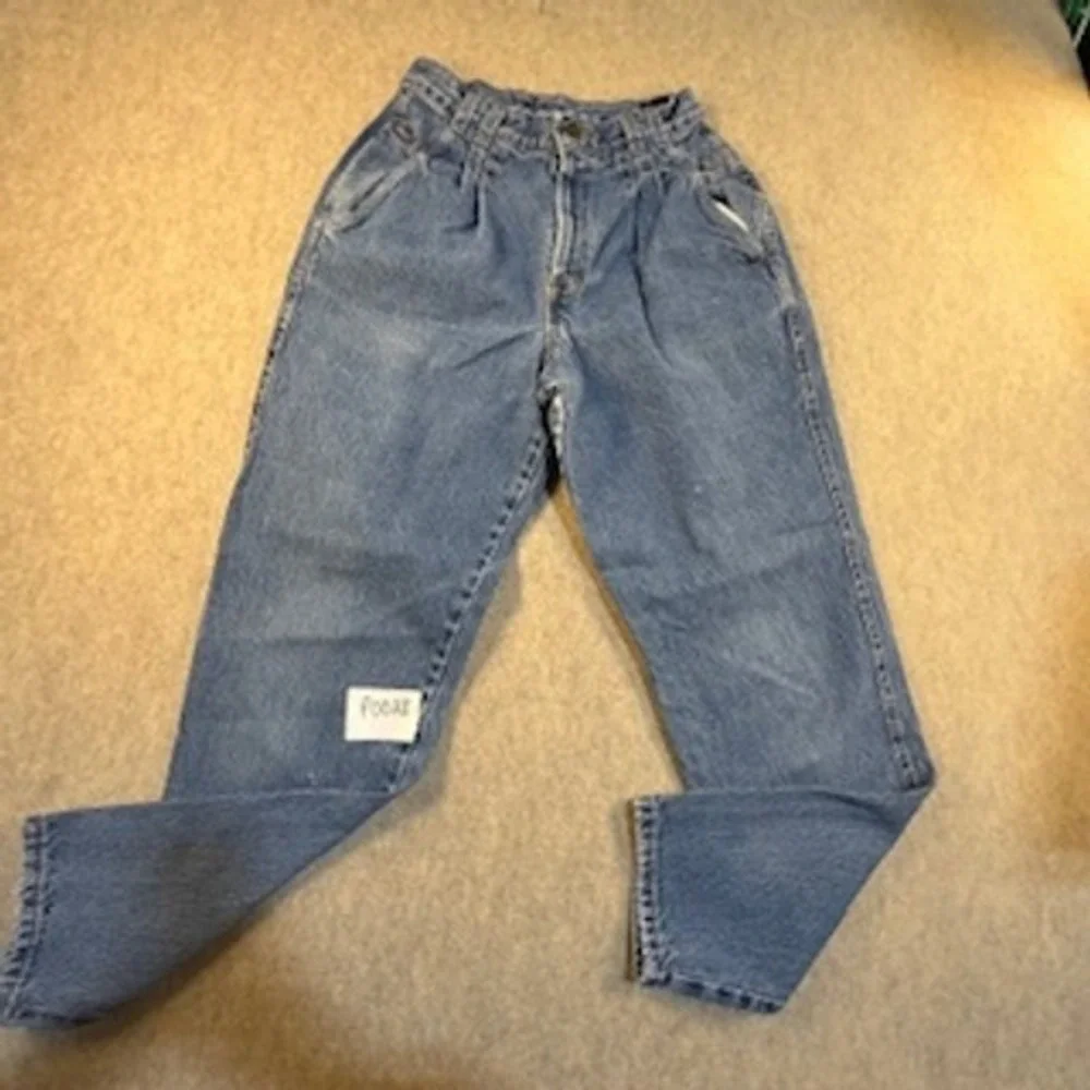 Vintage Chic High Waist Pleated Mom Jeans Medium Wash Tapered Leg Made in USA 10